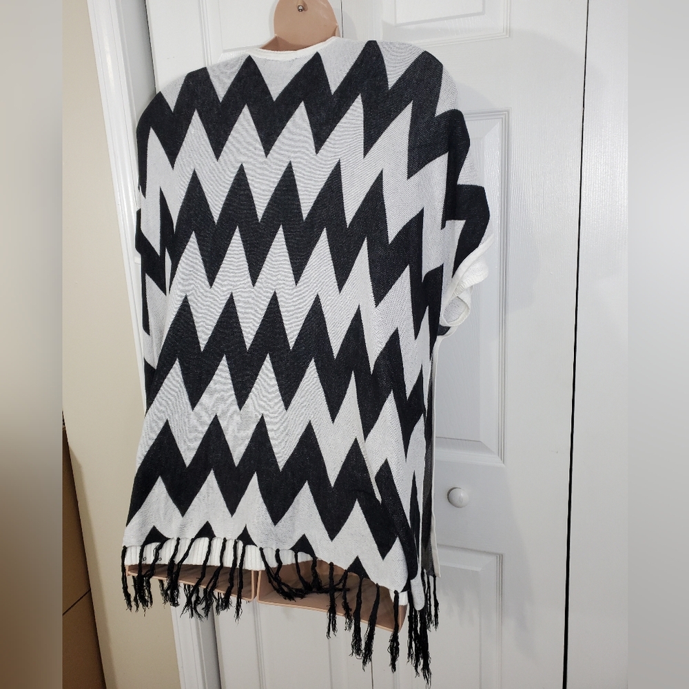 Torrid Chevron Ruana Kimono Duster Poncho Cardigan Fringe Knit 2/3 Black & White - Picture 9 of 13